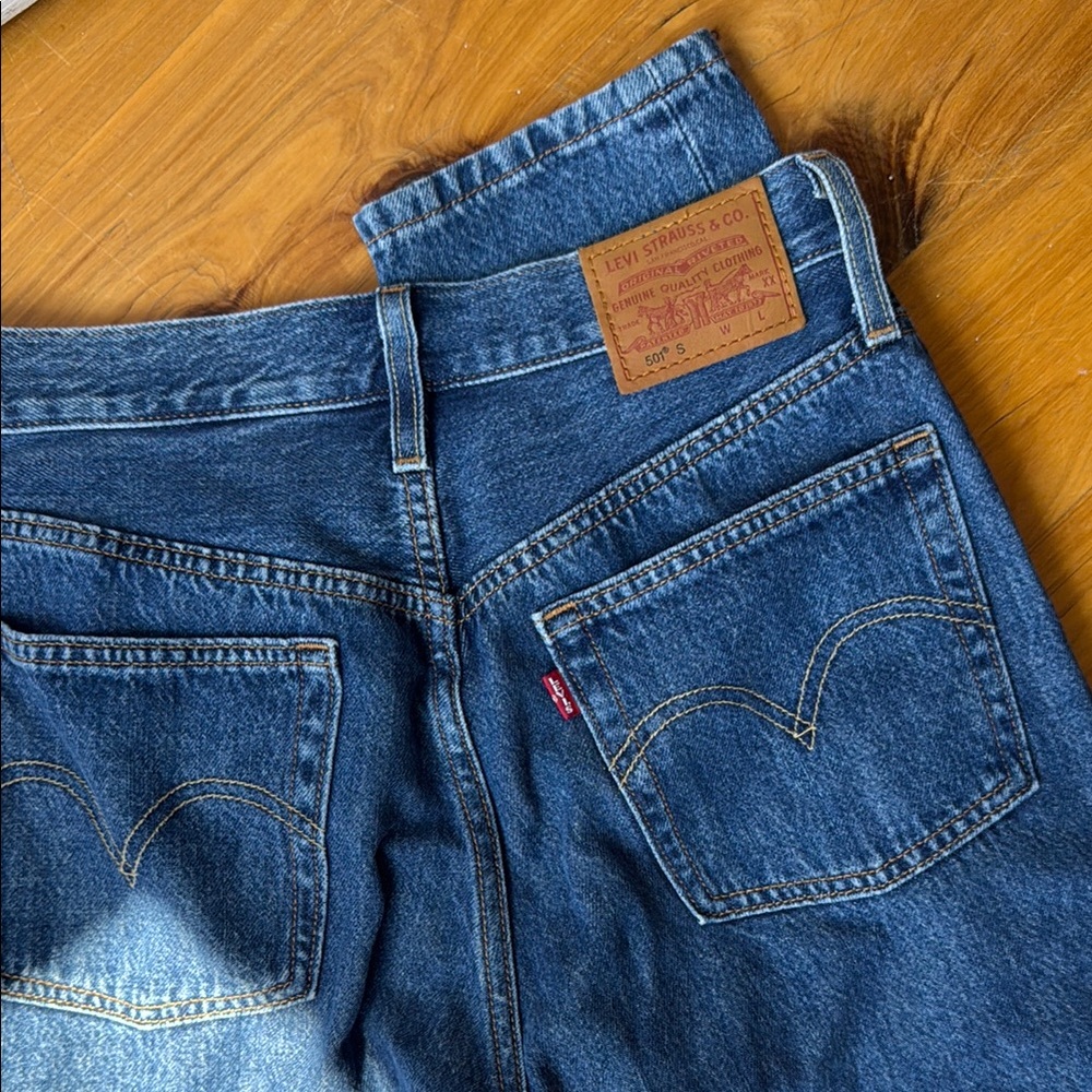 Levi's Blue Classic Denim Jeans with Iconic Stitching